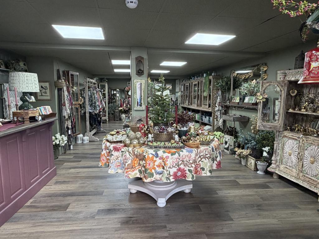 Lot: 55 - COMMERCIAL INVESTMENT COMPRISING TWO PROMINENT TOWN CENTRE UNITS - Inside 9 Bank Street